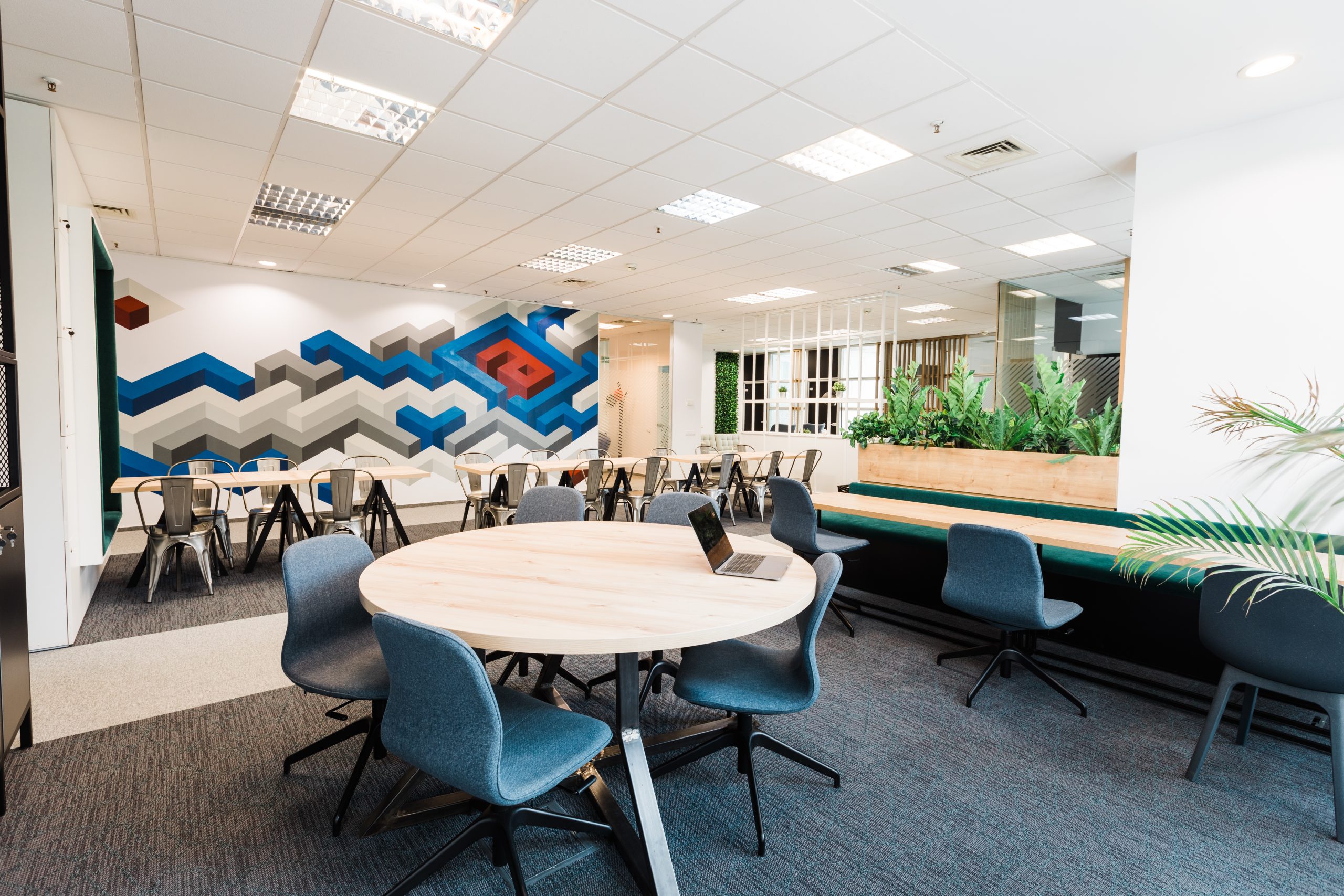 Birou open-space contemporan, cu mese de lucru comune,