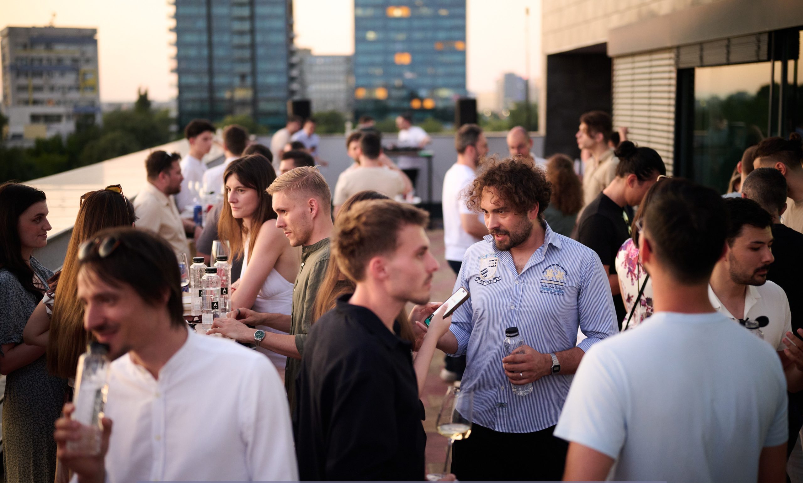 Imagine care ilustrează la aSpace, un coworking unde oamenii lucrează și interacționează.