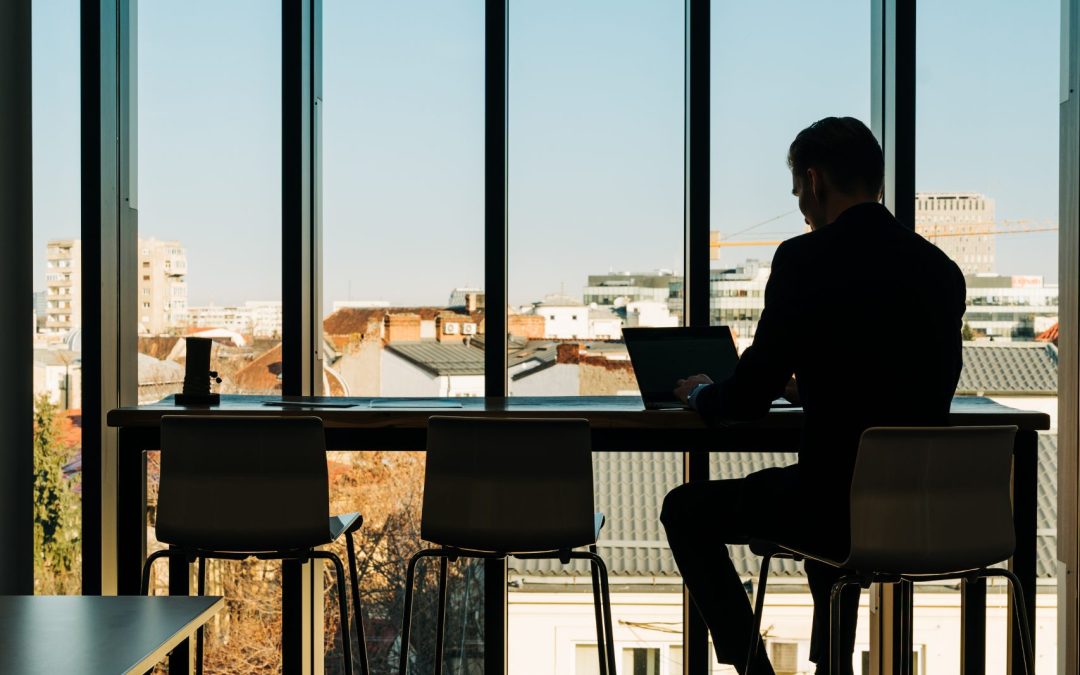 Networking într-un spațiu de coworking modern, persoană lucrând la laptop
